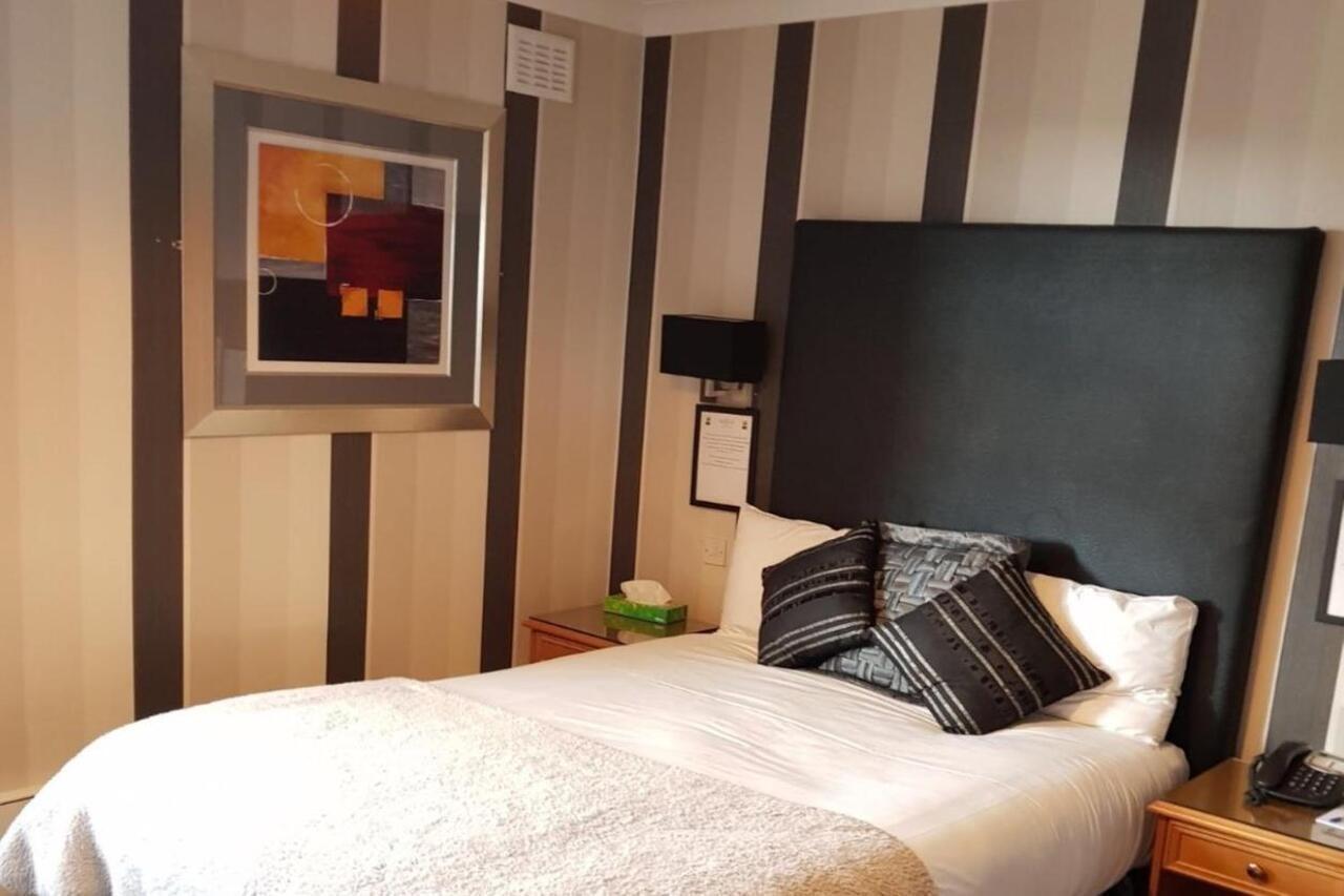The Grove House Hotel Уолъси Екстериор снимка